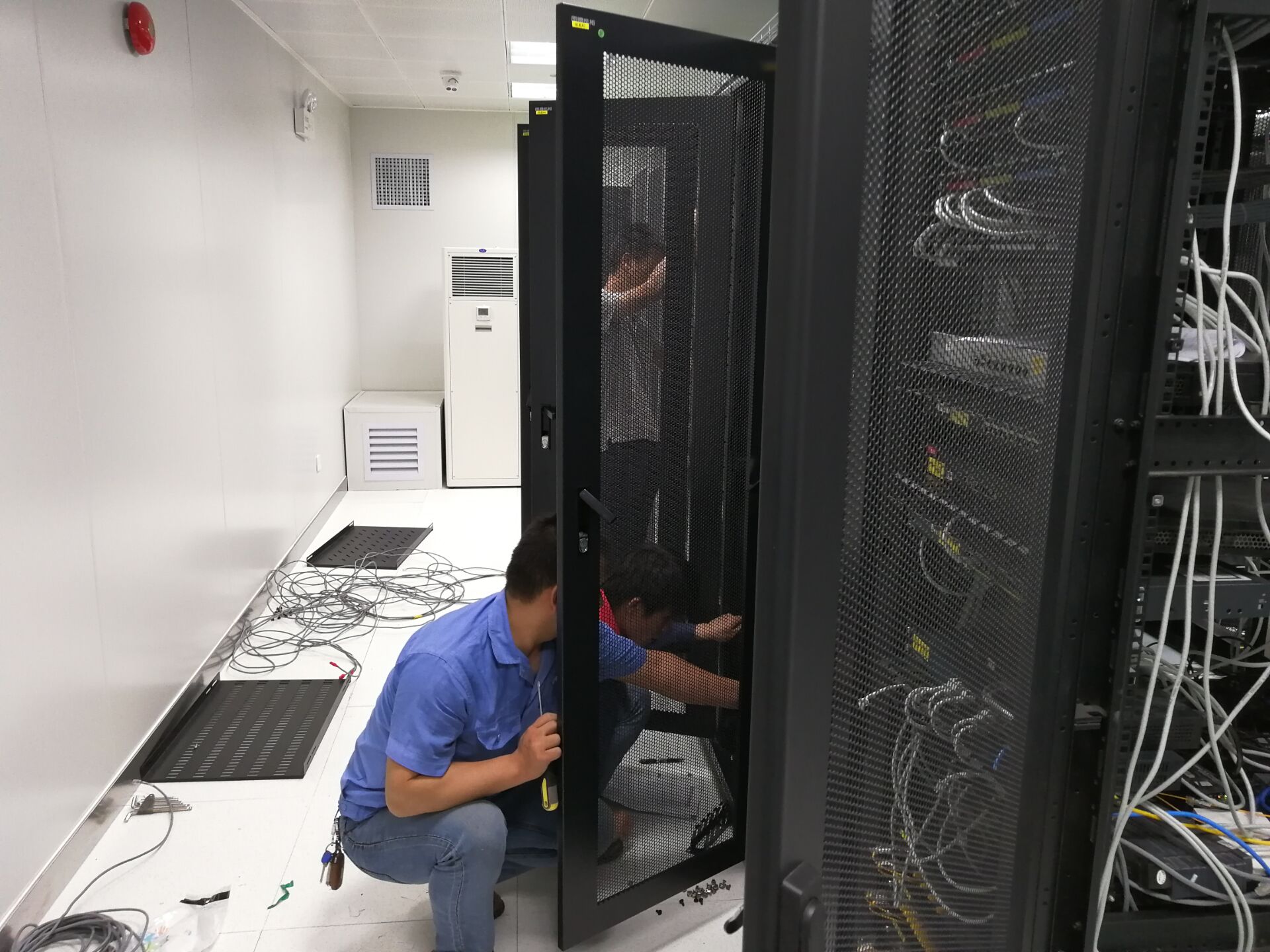 我校顺利完成中心机房搬迁工作 信息系统运行维护服务平稳过渡